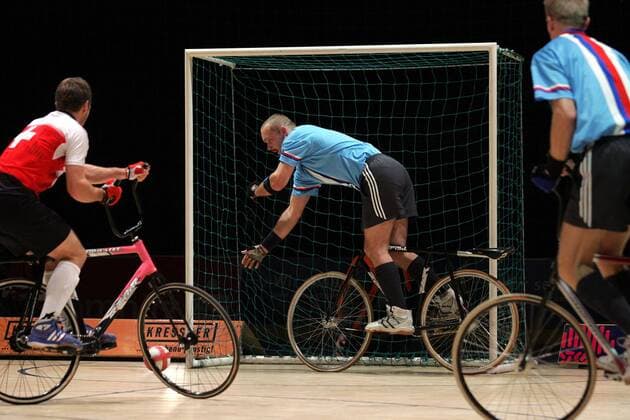 Paul Looser Dominik Planzer (Schweiz) gegen Jiri Hrdlicka Jiri Böhm (Tschechien) Radsport WM Herren Weltmeisterschaft 2006, Länderspiel, Nationalteam, Nationaltrikot, Radball, Hallenradsport, Halle Gruppe Chemnitz Abwehr, Dynamik, Radsport WM Herren Weltmeisterschaft 2006, Länderspiel, Nationalteam, Nationaltrikot, Radball, Hallenradsport, Halle Gruppe Chemnitz Abwehr, Dynamik,