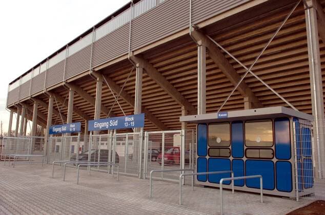 Fußball, Stadiongeschichte 1. FC Magdeburg Der Eingang Süd des neuen Magdeburger Ernst Grube Stadions Fußball Herren Regionalliga Nord 2006 2007, 3. Liga, 1. FC Magdeburg, Fotostory, Vereinsstory, Stadionstory, Vdig Totale Ernst Grube Stadion Magdeburg Fußball Herren Regionalliga Nord 2006 2007, 3. Liga, 1. FC Magdeburg, Fotostory, Vereinsstory, Stadionstory, Vdig Totale Ernst Grube Stadion Magdeburg