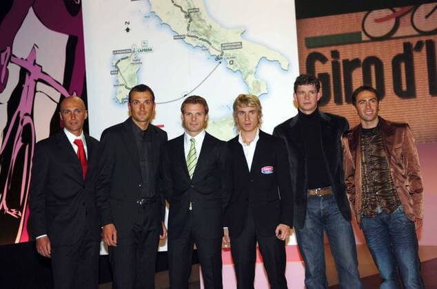 Präsentation der Streckenführung des Giro dItalia 2007, v.li.: Stefano Garzelli (Liquigas Bianchi), Ivan Basso (CSC), Danilo di Luca (Liquigas Bianchi), Damiano Cunego (Lampre), Paolo Savoldelli (Discovery Channel) und ... - Radsport Herren Vorschau 2006, 90. Giro dItalia 2007, d Italia, ProTour, Straßenradsport, Straße, Rad, Vorstellung Gruppe Mailand Radsport Herren Vorschau 2006, 90. Giro dItalia 2007, d Italia, ProTour, Straßenradsport, Straße, Rad, Vorstellung Gruppe Mailand