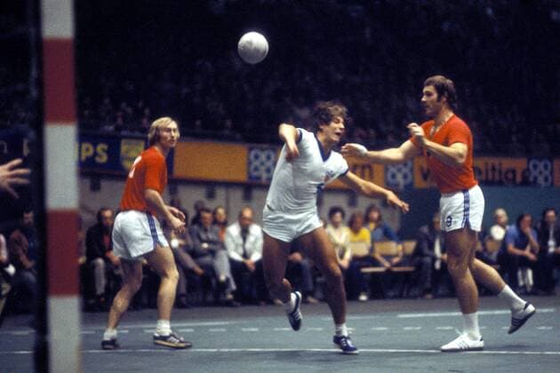 Wolfgang Lakenmacher (Mitte, DDR) gegen Hans Günter Schmidt (re., BR Deutschland) Handball Länderspiel Herren Freundschaftsspiel 1974, Test, Testspiel, Nationalteam, Nationaltrikot, BRD - DDR, Vdia Gruppe Aufnahmedatum geschätzt Dortmund Dynamik, Handball Länderspiel Herren Freundschaftsspiel 1974, Test, Testspiel, Nationalteam, Nationaltrikot, BRD - DDR, Vdia Gruppe Aufnahmedatum geschätzt Dortmund Dynamik,