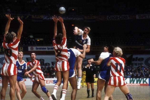 Erhard Wunderlich (BR Deutschland, 3.v.re.) zieht ab Handball Länderspiel Herren Super Cup 1985, Supercup, Nationalmannschaft, Nationaltrikot Gruppe Aufnahmedatum geschätzt Abwehr, Dynamik, Höhe, Überlegenheit, Handball Länderspiel Herren Super Cup 1985, Supercup, Nationalmannschaft, Nationaltrikot Gruppe Aufnahmedatum geschätzt Abwehr, Dynamik, Höhe, Überlegenheit,