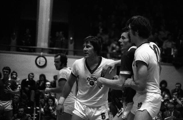 Wolfgang Lakenmacher (li.) und Axel Kählert (re., beide DDR) gegen Ussaty (UdSSR) Handball Länderspiel Herren WM 1974, Nationalteam, Nationaltrikot, DDR - SU 15:15, Vneg, Vsw Gruppe Berlin Handball Länderspiel Herren WM 1974, Nationalteam, Nationaltrikot, DDR - SU 15:15, Vneg, Vsw Gruppe Berlin