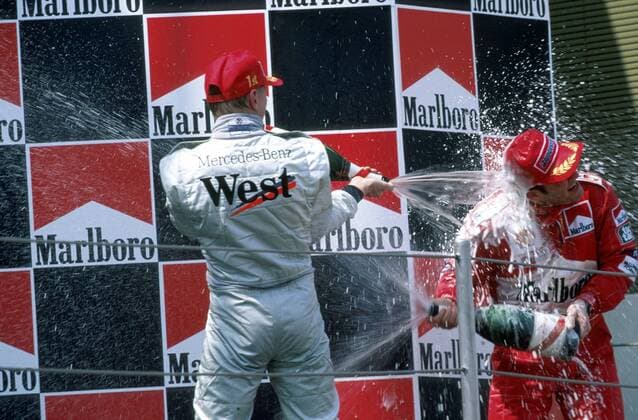Siegerehrung GP Spanien 2000: Sieger Mika Häkkinen (Finnland, li.) liefert sich mit Rubens Barrichello (Brasilien Ferrari) ein Duell im Champagner spritzen Motorsport Grand Prix Herren Großer Preis von Spanien 2000, Formel 1 Weltmeisterschaft, F1, F, GP, WM Gruppe Circuit de Catalunya Barcelona Freude, Begeisterung, Motorsport Grand Prix Herren Großer Preis von Spanien 2000, Formel 1 Weltmeisterschaft, F1, F, GP, WM Gruppe Circuit de Catalunya Barcelona Freude, Begeisterung,