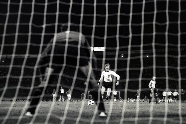 Fußball, EM Finale 1976 in Belgrad, Tschechoslowakei - Deutschland 5:3 i. E Hannes Bongartz (BR Deutschland) trifft gegen Torwart Ivo Viktor (Tschechoslowakei) im Elfmeterschießen zum 3:3 Fußball Länderspiel Herren EM 1976, Nationalmannschaft, Nationaltrikot, Finale, Endspiel, CSSR - BRD 7:5 n.E. Gruppe Belgrad Dynamik, Abwehr, Fußball Länderspiel Herren EM 1976, Nationalmannschaft, Nationaltrikot, Finale, Endspiel, CSSR - BRD 7:5 n.E. Gruppe Belgrad Dynamik, Abwehr,