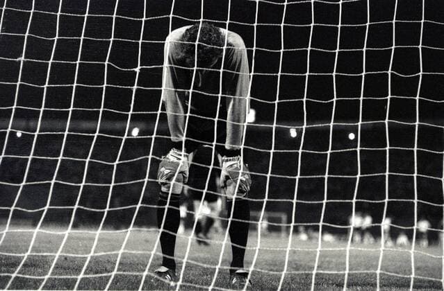 Fußball, EM Finale 1976 in Belgrad, Tschechoslowakei - Deutschland 5:3 i. E Torwart Sepp Maier (BR Deutschland) konzentriert sich auf das Elfmeterschießen Fußball Länderspiel Herren EM 1976, Nationalmannschaft, Nationaltrikot, Finale, Endspiel, BRD Einzelbild Belgrad Ruhe, Nachdenklichkeit, Konzentration, Fußball Länderspiel Herren EM 1976, Nationalmannschaft, Nationaltrikot, Finale, Endspiel, BRD Einzelbild Belgrad Ruhe, Nachdenklichkeit, Konzentration,
