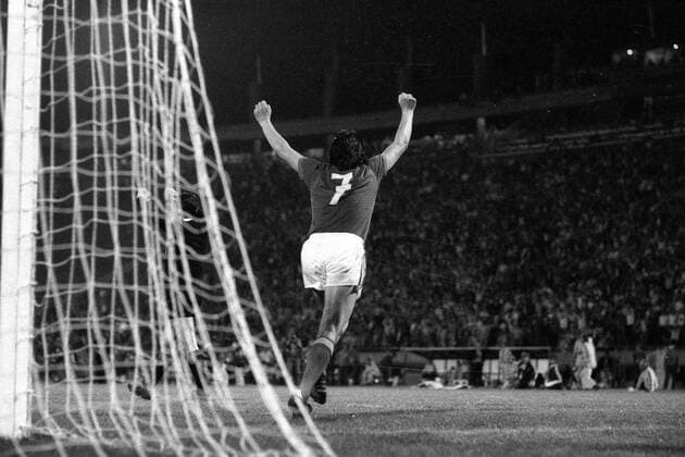 Fußball, EM Finale 1976 in Belgrad, Tschechoslowakei - Deutschland 5:3 i. E Europameister Tschechoslowakei - Antonin Panenka dreht nach dem entscheidenden Elfmeter zum 5:3 jubelnd ab Fußball Länderspiel Herren EM 1976, Nationalmannschaft, Nationaltrikot, Finale, Endspiel, CSSR, Elfmeterschießen Einzelbild Belgrad Begeisterung, Freude, Fußball Länderspiel Herren EM 1976, Nationalmannschaft, Nationaltrikot, Finale, Endspiel, CSSR, Elfmeterschießen Einzelbild Belgrad Begeisterung, Freude,