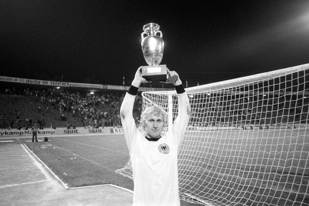 Fußball, EM Finale 1976 in Belgrad, Tschechoslowakei - Deutschland 5:3 i. E Europameister Jan Pivarnik (Tschechoslowakei) jubelt im deutschen Trikot mit dem Coupe Henri Delaunay Fußball Länderspiel Herren EM 1976, Nationalmannschaft, Nationaltrikot, Finale, Endspiel, CSSR - BRD 7:5 n.E., BR Deutschland Einzelbild Belgrad Glück, Freude, Fußball Länderspiel Herren EM 1976, Nationalmannschaft, Nationaltrikot, Finale, Endspiel, CSSR - BRD 7:5 n.E., BR Deutschland Einzelbild Belgrad Glück, Freude,