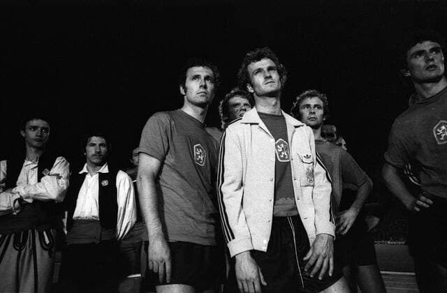 Fußball, EM Finale 1976 in Belgrad, Tschechoslowakei - Deutschland 5:3 i. E Franz Beckenbauer (3.v.li.), Torwart Sepp Maier (4.v.li., verdeckt), Rainer Bonhof (3.v.re.), Bernd Hölzenbein (2.v.re., verdeckt) und Dieter Müller (alle BR Deutschland, re.) nach der Finalniederlage in den Trikots der siegreichen Tschechoslowaken Fußball Länderspiel Herren EM 1976, Nationalmannschaft, Nationaltrikot , Finale, Endspiel, CSSR - BRD 7:5 n.E. Gruppe Belgrad Enttäuschung, Nachdenklichkeit, Fußball Länderspiel Herren EM 1976, Nationalmannschaft, Nationaltrikot , Finale, Endspiel, CSSR - BRD 7:5 n.E. Gruppe Belgrad Enttäuschung, Nachdenklichkeit,