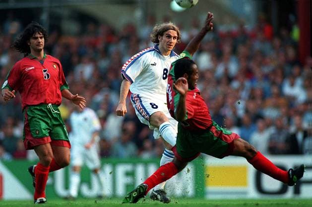 Karel Poborsky (Tschechien, Mitte) zieht ab, Helder (re.) wirft sich dazwischen, daneben schaut Fernando Couto (beide Portugal) zu - Fußball Länderspiel Herren EM 1996, Nationalmannschaft, Nationaltrikot, Viertelfinale, Tschechien - Portugal 1:0 Gruppe Birmingham Dynamik, Kampf, Fußball Länderspiel Herren EM 1996, Nationalmannschaft, Nationaltrikot, Viertelfinale, Tschechien - Portugal 1:0 Gruppe Birmingham Dynamik, Kampf,