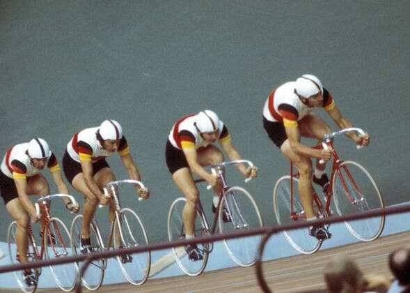 BR Deutschland Bahnrad Vierer mit Peter Vonhof, Hans Lutz, Günter Schumacher und Gregor Braun Radsport OS Sommer Herren Olympische Sommerspiele 1976, Rad, Bahn, Bahnradsport, Halle, Indoor, Bahnrad, 4er Gruppe Montreal Radsport OS Sommer Herren Olympische Sommerspiele 1976, Rad, Bahn, Bahnradsport, Halle, Indoor, Bahnrad, 4er Gruppe Montreal