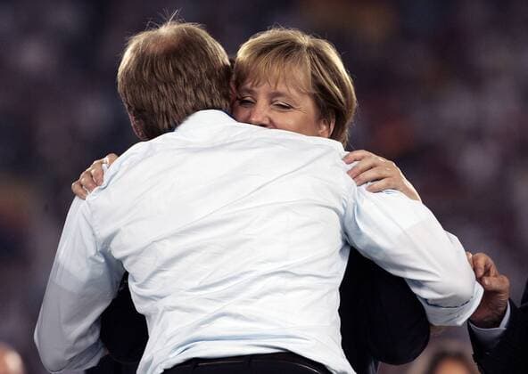Bundeskanzlerin Angela Merkel (CDU, re.) gratuliert Bundestrainer Jürgen Klinsmann (beide Deutschland) Fußball WM Herren WM 2006, Länderspiel, Nationalteam, Spiel um Platz 3, Siegerehrung, Podium, Podest, Gruppe Stuttgart Freude, Fußball WM Herren WM 2006, Länderspiel, Nationalteam, Spiel um Platz 3, Siegerehrung, Podium, Podest, Gruppe Stuttgart Freude,