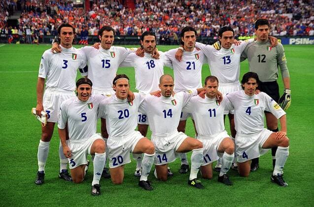 Fußball, EM Finale 2000 in Rotterdam, Frankreich - Italien 2-1 n.V. Mannschaftsbild Italien, hi.v.li.: Paolo Maldini, Mark Iuliano, Stefano Fiore, Marco Delvecchio, Alessandro Nesta, Torwart Francesco Toldo, vorn: Fabio Cannavaro, Francesco Totti, Luigi di Biagio, Gianluca ... - Fußball Länderspiel Herren EM 2000, Nationalmannschaft, Nationaltrikot, Finale, Endspiel Totale Rotterdam Fußball Länderspiel Herren EM 2000, Nationalmannschaft, Nationaltrikot, Finale, Endspiel Totale Rotterdam