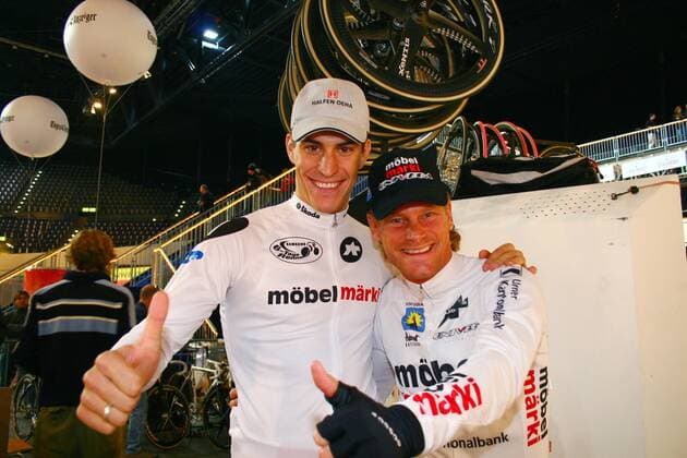Franco Marvulli (li.) und Bruno Risi (beide Schweiz) - thumbs up Radsport Herren Vorschau Zürcher Sechstagerennen 2006 2007, Sechstage, Sechs, Sixdays, Six days Gruppe Zürich Harmonie Freude, Radsport Herren Vorschau Zürcher Sechstagerennen 2006 2007, Sechstage, Sechs, Sixdays, Six days Gruppe Zürich Harmonie Freude,