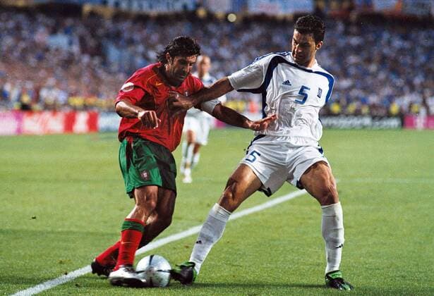 Fußball, EM Finale 2004 in Lissabon, Portugal - Griechenland 0:1 Luis Figo (Portugal, li.) gegen Traianos Dellas (Griechenland) - Fußball EM Herren Euro 2004, Länderspiel, Nationalteam, Finale, Endspiel, Nationaltrikot, Portugal - Griechenland 0:1 Gruppe Lissabon Dynamik, Fußball EM Herren Euro 2004, Länderspiel, Nationalteam, Finale, Endspiel, Nationaltrikot, Portugal - Griechenland 0:1 Gruppe Lissabon Dynamik,