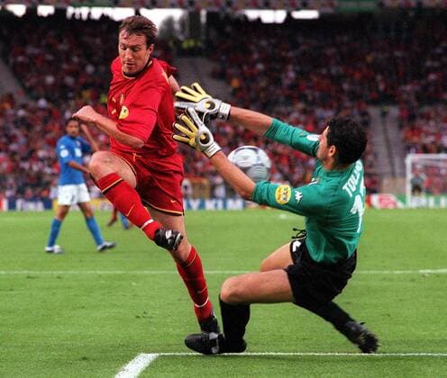 Marc Wilmots (li., Belgien) gegen Torwart Francesco Toldo (Italien) - Fußball Länderspiel Herren Europameisterschaft 2000, Nationalteam, Nationaltrikot, Gruppe B, Belgien - Italien 0:2, Vneg Gruppe Brüssel Dynamik, Fußball Länderspiel Herren Europameisterschaft 2000, Nationalteam, Nationaltrikot, Gruppe B, Belgien - Italien 0:2, Vneg Gruppe Brüssel Dynamik,