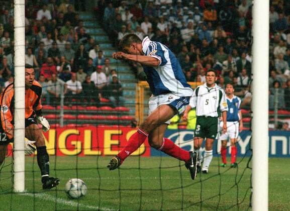 Savo Milosevic (re., Jugoslawien) schiebt den Ball über die Linie, Torwart Zeljko Cicovic (Slowenien) ist geschlagen - Fußball Länderspiel Herren Europameisterschaft 2000, Nationalteam, Nationaltrikot, Gruppe C, Jugoslawien - Slowenien 3:3, Vneg Gruppe Charleroi Dynamik, Fußball Länderspiel Herren Europameisterschaft 2000, Nationalteam, Nationaltrikot, Gruppe C, Jugoslawien - Slowenien 3:3, Vneg Gruppe Charleroi Dynamik,