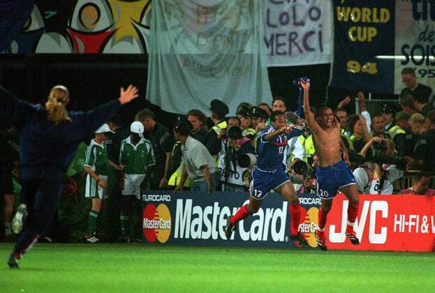 Fußball, EM Finale 2000 in Rotterdam, Frankreich - Italien 2-1 n.V. Torschütze David Trezeguet (re.) und Thierry Henry (beide Frankreich) bejubeln das Golden Goal und sind Europameister - Fußball Länderspiel Herren Europameisterschaft 2000, Nationalteam, Nationaltrikot, Finale, Endspiel, Vneg Totale Rotterdam Freude, Begeisterung, Fußball Länderspiel Herren Europameisterschaft 2000, Nationalteam, Nationaltrikot, Finale, Endspiel, Vneg Totale Rotterdam Freude, Begeisterung,