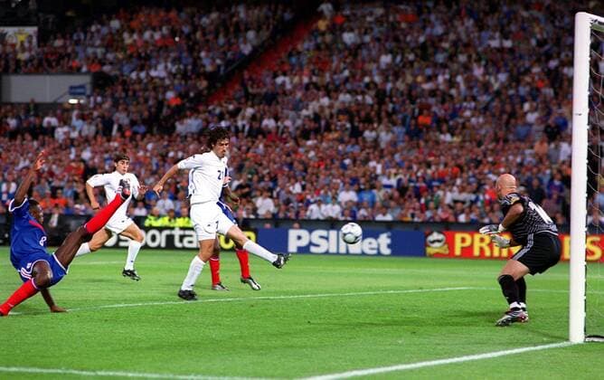 Fußball, EM Finale 2000 in Rotterdam, Frankreich - Italien 2-1 n.V. Marco Delvecchio (re., Italien) erzielt gegen Torwart Fabien Barthez (Frankreich) das 1:0 - Fußball Länderspiel Herren Europameisterschaft 2000, Nationalteam, Nationaltrikot, Frankreich - Italien 2:1 n.V., Vneg Gruppe Rotterdam Dynamik, Fußball Länderspiel Herren Europameisterschaft 2000, Nationalteam, Nationaltrikot, Frankreich - Italien 2:1 n.V., Vneg Gruppe Rotterdam Dynamik,