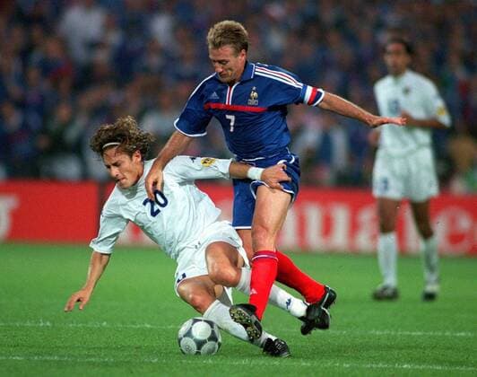 Fußball, EM Finale 2000 in Rotterdam, Frankreich - Italien 2-1 n.V. Didier Deschamps (re., Frankreich) gegen Francesco Totti (Italien) - Fußball Länderspiel Herren Europameisterschaft 2000, Nationalteam, Nationaltrikot, Frankreich - Italien 2:1 n.V., Vneg Gruppe Rotterdam Dynamik, Kampf, Fußball Länderspiel Herren Europameisterschaft 2000, Nationalteam, Nationaltrikot, Frankreich - Italien 2:1 n.V., Vneg Gruppe Rotterdam Dynamik, Kampf,