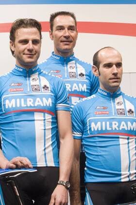 Alessandro Petacchi (Italien, li.) während der Teamvorstellung neben Erik Zabel (Deutschland, Mitte) und Igor Astarloa (Spanien alle Milram) Radsport Herren Straßenradsport 2007, Straße, Rad, Vorstellung, Präsentation, Pressetermin, Vdig Gruppe Bremen Radsport Herren Straßenradsport 2007, Straße, Rad, Vorstellung, Präsentation, Pressetermin, Vdig Gruppe Bremen