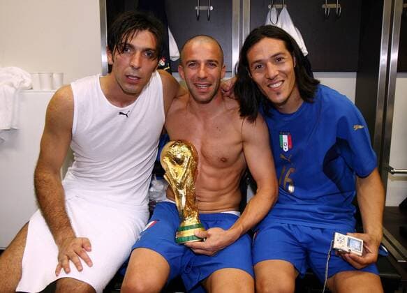 Italien ist Weltmeister 2006 und feiert in der Umkleidekabine mit dem FIFA Weltpokal, v.li.: Torwart Gianluigi Buffon, Alessandro del Piero und Mauro Camoranesi - Fußball WM Herren WM 2006, Länderspiel, Nationalteam, Nationaltrikot, Endspiel, Finale, Feier, feiern, Siegesfeier Gruppe o0 Kabinenfeier Berlin Freude, Fußball WM Herren WM 2006, Länderspiel, Nationalteam, Nationaltrikot, Endspiel, Finale, Feier, feiern, Siegesfeier Gruppe o0 Kabinenfeier Berlin Freude,