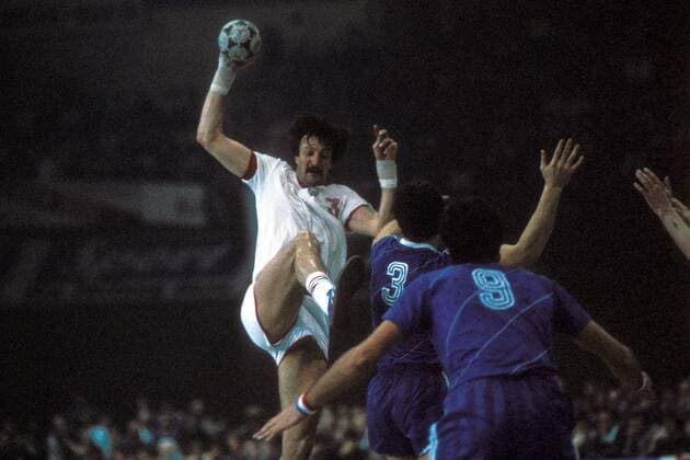 Peter Kovacs (Ungarn) am Ball Handball WM Herren WM 1986, Länderspiel, Nationalteam, Nationaltrikot, Jugoslawien - Ungarn 24:22 Gruppe Finale, Endspiel Dynamik, Kraft, Handball WM Herren WM 1986, Länderspiel, Nationalteam, Nationaltrikot, Jugoslawien - Ungarn 24:22 Gruppe Finale, Endspiel Dynamik, Kraft,
