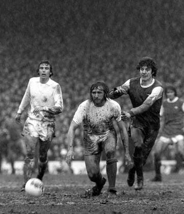 Billy Bonds (West Ham, Mitte) gegen Brian Kidd (Arsenal, re.), dahinter Trevor Brooking (West Ham) - Fußball Herren FA Cup 1974 1975, Pokal, Pokalspiel, Viertelfinale, Arsenal FC London - West Ham United 0:2 Gruppe London Kampf, Fußball Herren FA Cup 1974 1975, Pokal, Pokalspiel, Viertelfinale, Arsenal FC London - West Ham United 0:2 Gruppe London Kampf,