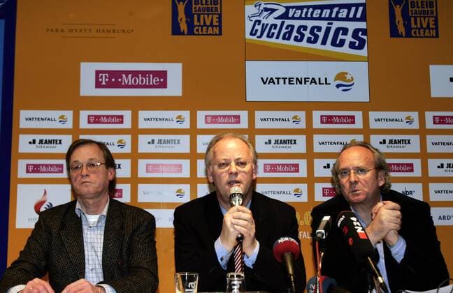 Pressekonferenz Vattenfall Cyclassics 2007, v.li.: Dirk Nollert, BDR Präsident Rudolf Scharping und Medienkoordinator Christian Hinzpeter (alle Deutschland) Radsport Herren Vattenfall Cyclassics 2007, ProTour, Vorschau, Pressekonferenz, PK, Pressetermin Gruppe Upsolut Sports AG, Bund Deutscher Radfahrer Hamburg Radsport Herren Vattenfall Cyclassics 2007, ProTour, Vorschau, Pressekonferenz, PK, Pressetermin Gruppe Upsolut Sports AG, Bund Deutscher Radfahrer Hamburg