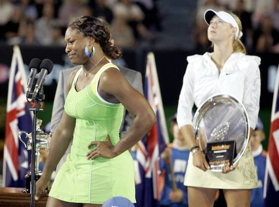 Siegerehrung Australian Open 2007: Siegerin Serena Williams (USA) kämpft bei ihrer Ansprache mit den Tränen, dahinter Maria Sharapova (Russland) Tennis Damen Australian Open 2007, WTA Tor, Grand Slam, Finale, Endspiel Gruppe Melbourne Freude, Tennis Damen Australian Open 2007, WTA Tor, Grand Slam, Finale, Endspiel Gruppe Melbourne Freude,