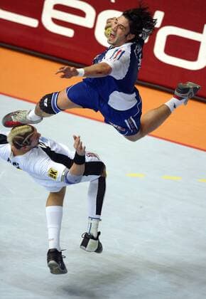 Bertrand Gille (Frankreich, re.) überspringt Pascal Hens (Deutschland) Handball WM Herren WM 2007, Länderspiel, Nationalteam, Nationaltrikot, Hauptrunde Gruppe I Gruppe Frankreich - Deutschland 26:29 Dortmund Dynamik, Höhe, Kampf, Überlegenheit, Handball WM Herren WM 2007, Länderspiel, Nationalteam, Nationaltrikot, Hauptrunde Gruppe I Gruppe Frankreich - Deutschland 26:29 Dortmund Dynamik, Höhe, Kampf, Überlegenheit,