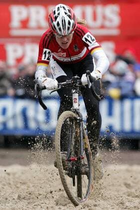 Hanka Kupfernagel (Deutschland) kämpft sich durch das Sandbett Radsport WM Damen WM 2007, Rad, Querfeldein, Querfeldeinrennen, Querfeldeinfahren, Cyclocross, Cyclo Cross, Radcross Einzelbild o0 Nationaltrikot Hooglede Gits Radsport WM Damen WM 2007, Rad, Querfeldein, Querfeldeinrennen, Querfeldeinfahren, Cyclocross, Cyclo Cross, Radcross Einzelbild o0 Nationaltrikot Hooglede Gits