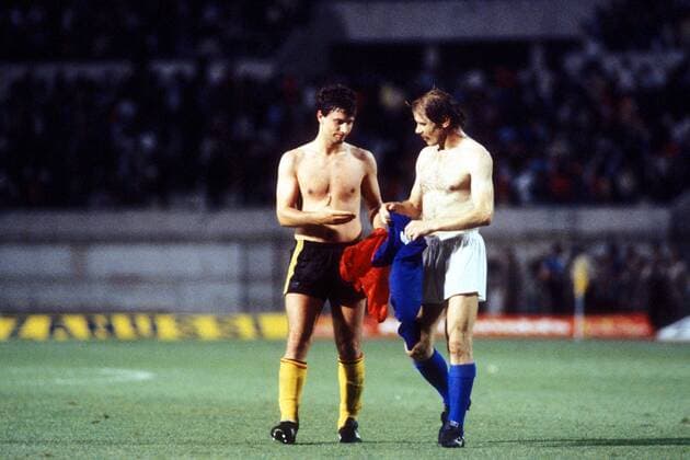 Michel Renquin (Belgien, li.) und Romeo Benetti (Italien) - Trikottausch Fußball Länderspiel Herren EM 1980, Nationalmannschaft, Nationaltrikot, Gruppe B, Italien - Belgien 0:0 Gruppe Rom Harmonie, Fußball Länderspiel Herren EM 1980, Nationalmannschaft, Nationaltrikot, Gruppe B, Italien - Belgien 0:0 Gruppe Rom Harmonie,