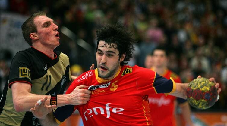 Raul Entrerrios Rodriguez (Spanien, re.) gegen Holger Glandorf (Deutschland) Handball WM Herren WM 2007, Länderspiel, Nationalteam, Nationaltrikot, Viertelfinale, Deutschland - Spanien 27:25 Gruppe Köln Kampf, Handball WM Herren WM 2007, Länderspiel, Nationalteam, Nationaltrikot, Viertelfinale, Deutschland - Spanien 27:25 Gruppe Köln Kampf,