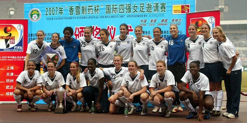 Siegerfoto: Die Mannschaft der USA gewinnt das Viernationenturnier 2007 - (IMC2007013020634) Fußball Länderspiel Damen Vier Nationen Turnier 2007, Vierländerturnier, Viernationenturnier, 4 Länder, Four Nations, Frauen Totale Frauenfußball o0 Asien Asiatische Schriftzeichen Guangzhou o0 Schrift Schriftzug Freude, Fußball Länderspiel Damen Vier Nationen Turnier 2007, Vierländerturnier, Viernationenturnier, 4 Länder, Four Nations, Frauen Totale Frauenfußball o0 Asien Asiatische Schriftzeichen Guangzhou o0 Schrift Schriftzug Freude,