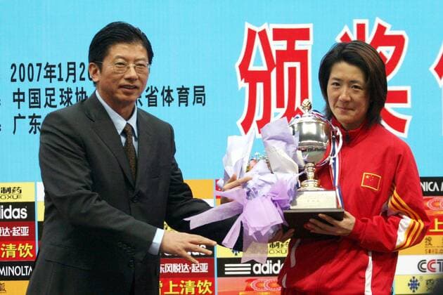 Pu Wei (China, re.) wird als eine der besten Spielerin des Viernationenturniers 2007 in Guangzhou geehrt - (IMCpau11619108) Fußball Länderspiel Damen Vier Nationen Turnier 2007, Vierländerturnier, Viernationenturnier, 4 Länder, Four Nations, Frauen Gruppe Frauenfußball o0 beste Guangzhou Fußball Länderspiel Damen Vier Nationen Turnier 2007, Vierländerturnier, Viernationenturnier, 4 Länder, Four Nations, Frauen Gruppe Frauenfußball o0 beste Guangzhou