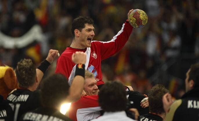 Torwart Henning Fritz (Deutschland) jubelt auf den Schultern seiner Teamkollegen Handball WM Herren WM 2007, Länderspiel, Nationalteam, Nationaltrikot, Halbfinale Gruppe Köln Freude, Begeisterung, Handball WM Herren WM 2007, Länderspiel, Nationalteam, Nationaltrikot, Halbfinale Gruppe Köln Freude, Begeisterung,