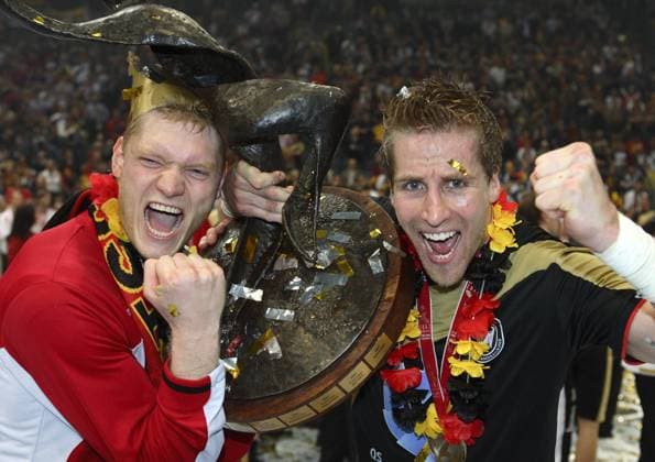 Deutschland - Weltmeister 2007: Torwart Johannes Bitter (li.) und Oliver Roggisch stemmen den Weltmeisterpokal Handball WM Herren WM 2007, Länderspiel, Nationalteam, Endspiel, Finale, Nationaltrikot Gruppe o0 Sieg, Sieger Köln Begeisterung, Freude, Handball WM Herren WM 2007, Länderspiel, Nationalteam, Endspiel, Finale, Nationaltrikot Gruppe o0 Sieg, Sieger Köln Begeisterung, Freude,