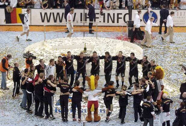 Deutschland ist Handball Weltmeister 2007 und feiert mit einem Freudentanz und WM Maskottchen Hanniball Handball WM Herren WM 2007, Länderspiel, Nationalteam, Finale, Endspiel, Siegerehrung, Podium, Podest Totale Köln Begeisterung, Freude, Handball WM Herren WM 2007, Länderspiel, Nationalteam, Finale, Endspiel, Siegerehrung, Podium, Podest Totale Köln Begeisterung, Freude,