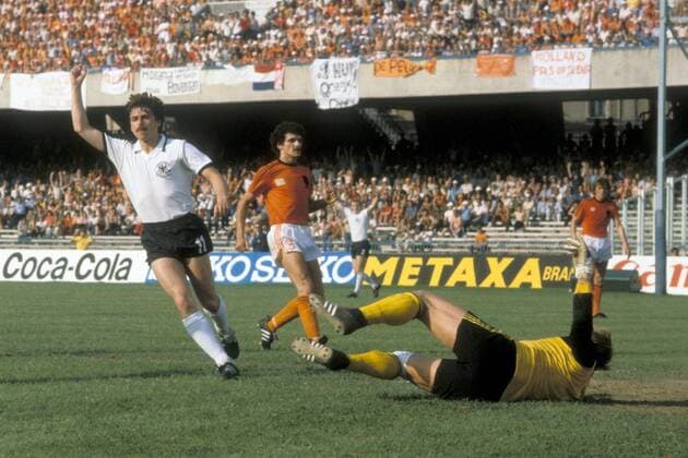 Klaus Allofs (BR Deutschland, li.) dreht nach dem 2:0 jubelnd ab, Torwart Piet Schrijvers liegt geschlagen am Boden, daneben Michel van de Korput (beide Niederlande) Fußball Länderspiel Herren EM 1980, Nationalmannschaft, Nationaltrikot, Gruppe A, BRD - Holland 3:2 Gruppe Neapel Begeisterung, Freude, Fußball Länderspiel Herren EM 1980, Nationalmannschaft, Nationaltrikot, Gruppe A, BRD - Holland 3:2 Gruppe Neapel Begeisterung, Freude,