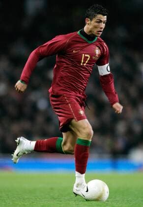 Cristiano Ronaldo (Portugal) am Ball - Fußball Länderspiel Herren Freundschaftsspiel 2007, Test, Testspiel, Nationalteam, Nationaltrikot Einzelbild London Dynamik, Fußball Länderspiel Herren Freundschaftsspiel 2007, Test, Testspiel, Nationalteam, Nationaltrikot Einzelbild London Dynamik,