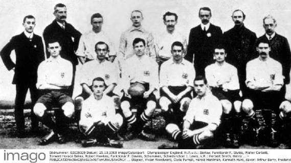 Olympiasieger England, hi.R.v.li.: Barlow, Funktionär F. Styles, Walter Corbett, Torwart Horace Bailey, Robert Hawkes, Funktionär F. Davies, Schumaker, Schiedsrichter J. Lewis, v.R.: Herbert Smith, Henry ... - Fußball OS Sommer Herren Olympische Spiele 1908, Sommerspiele, Nationalmannschaft, Nationaltrikot Totale Aufnahmedatum geschätzt London, Bert, Harry, Ken, Fred Fußball OS Sommer Herren Olympische Spiele 1908, Sommerspiele, Nationalmannschaft, Nationaltrikot Totale Aufnahmedatum geschätzt London, Bert, Harry, Ken, Fred