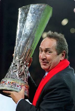 UEFA Cup Sieger 2001 FC Liverpool: Trainer Gerard Houllier mit dem Pokal - Fußball EC 3 Herren UEFA Pokal 2000 2001, Cup, Finale, Endspiel, FC Liverpool, Vneg Porträt Europapokal, Europacup Dortmund Glück, Freude, Fußball EC 3 Herren UEFA Pokal 2000 2001, Cup, Finale, Endspiel, FC Liverpool, Vneg Porträt Europapokal, Europacup Dortmund Glück, Freude,
