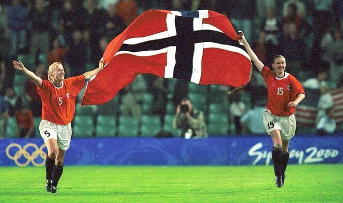 Schlußjubel Olympiasieger Norwegen - Gro Espeseth (li.) und Margunn Haugenes jubeln mit der norwegischen Nationalflagge - (OLY2000092831) Fußball OS Sommer Damen Olympische Spiele 2000, Sommerspiele, Nationalmannschaft, Frauen, Frauenfußball, Finale, Endspiel Gruppe Sidney Freude, Begeisterung, Fußball OS Sommer Damen Olympische Spiele 2000, Sommerspiele, Nationalmannschaft, Frauen, Frauenfußball, Finale, Endspiel Gruppe Sidney Freude, Begeisterung,