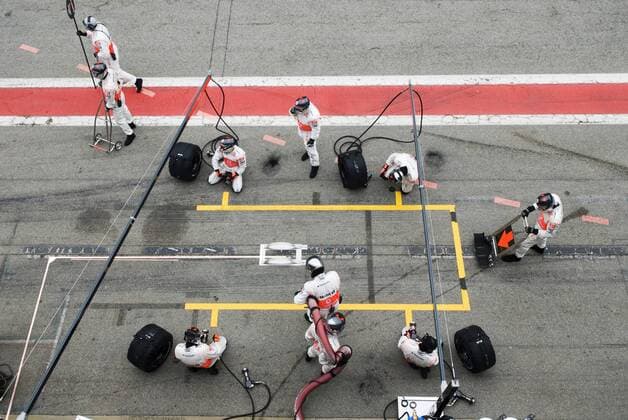 McLaren Mercedes Mechaniker machen sich zum Boxenstopptraining bereit Motorsport WM Herren Formel 1 Weltmeisterschaft 2007, F1, F, WM, Test, Tests, Testfahrt, Testfahrten Totale Circuit de Catalunya Barcelona Motorsport WM Herren Formel 1 Weltmeisterschaft 2007, F1, F, WM, Test, Tests, Testfahrt, Testfahrten Totale Circuit de Catalunya Barcelona
