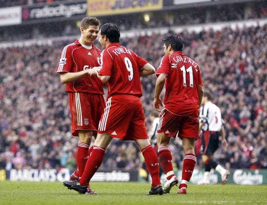 Steven Gerrard (li.), Robbie Fowler (Mitte) und Mark Gonzalez (alle Liverpool) - Torjubel - EDITORIAL USE ONLY. No use with unauthorised audio, video, data, fixture lists, club league logos or live services. Online in-match use limited to 120 images, no video emulation. No use in betting, games or single club league player publications. Fußball Herren English Premier League 2006 2007, 1. Englische Liga, FC Liverpool Gruppe Liverpool Freude, Fußball Herren English Premier League 2006 2007, 1. Englische Liga, FC Liverpool Gruppe Liverpool Freude,