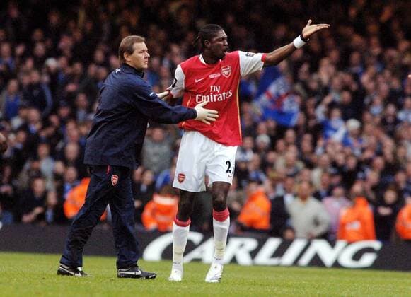 Emmanuel Adebayor (re.) muss von Physiotherapeut Gary Lewin (beide Arsenal) beruhigt werden - Fußball Herren Carling Cup 2006 2007, Englischer Pokal, Pokalspiel, Ligapokal, League, Finale, Endspiel, Arsenal FC Gruppe London Enttäuschung, Wut, Spannung, Fußball Herren Carling Cup 2006 2007, Englischer Pokal, Pokalspiel, Ligapokal, League, Finale, Endspiel, Arsenal FC Gruppe London Enttäuschung, Wut, Spannung,