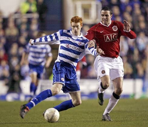 Dave Kitson (Reading, li.) gegen John O Shea (Manchester United, re.) - EDITORIAL USE ONLY. No use with unauthorised audio, video, data, fixture lists, club league logos or live services. Online in-match use limited to 120 images, no video emulation. No use in betting, games or single club league player publications. Fußball Herren FA Cup 2006 2007, Pokalspiel, Englischer Pokal, Reading FC - Manchester United 2:3, ManU Gruppe Reading Dynamik, Fußball Herren FA Cup 2006 2007, Pokalspiel, Englischer Pokal, Reading FC - Manchester United 2:3, ManU Gruppe Reading Dynamik,