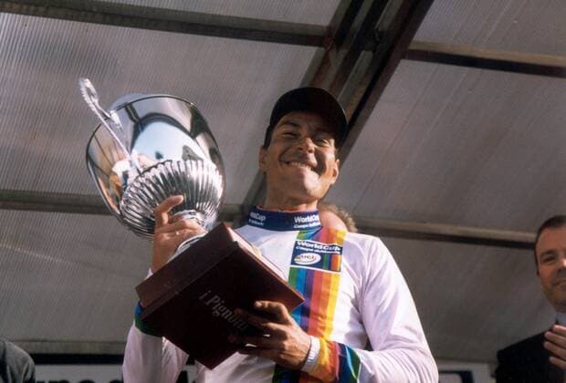 Erik Zabel (Deutschland Team Telekom) - Sieger Mailand - San Remo 2000 mit dem Pokal - Radsport Herren 91. Mailand - San Remo 2000, Straßenradsport, Straße, Rad, Vneg Einzelbild Freude, Begeisterung, Radsport Herren 91. Mailand - San Remo 2000, Straßenradsport, Straße, Rad, Vneg Einzelbild Freude, Begeisterung,