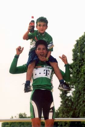 Siegerehrung Tour de France 2000: Erik Zabel (Deutschland Team Telekom) im grünen Trikot mit seinem Sohn Rick auf den Schultern - Radsport Herren 87. Tour de France 2000, Straßenradsport, Straße, Rad, Vneg Gruppe o0 Sieg, Sieger Sprintwertung Bester Sprinter 21. Etappe: Paris - Paris Freude, Begeisterung, Radsport Herren 87. Tour de France 2000, Straßenradsport, Straße, Rad, Vneg Gruppe o0 Sieg, Sieger Sprintwertung Bester Sprinter 21. Etappe: Paris - Paris Freude, Begeisterung,
