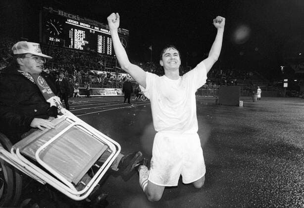 Fußball, CL 1993 1994, SV Werder Bremen - RSC Anderlecht 5-3 Wynton Rufer (Bremen) - Schlußjubel und Kniefall neben einem Fan, die Anzeigetafel führt auch seinen Namen in der Torschützenliste Fußball EC 1 Herren Champions League 1993 1994, SV Werder Bremen - RSC Anderlecht 5:3, Vneg, Vsw Totale Bremen Freude, Begeisterung, Fußball EC 1 Herren Champions League 1993 1994, SV Werder Bremen - RSC Anderlecht 5:3, Vneg, Vsw Totale Bremen Freude, Begeisterung,